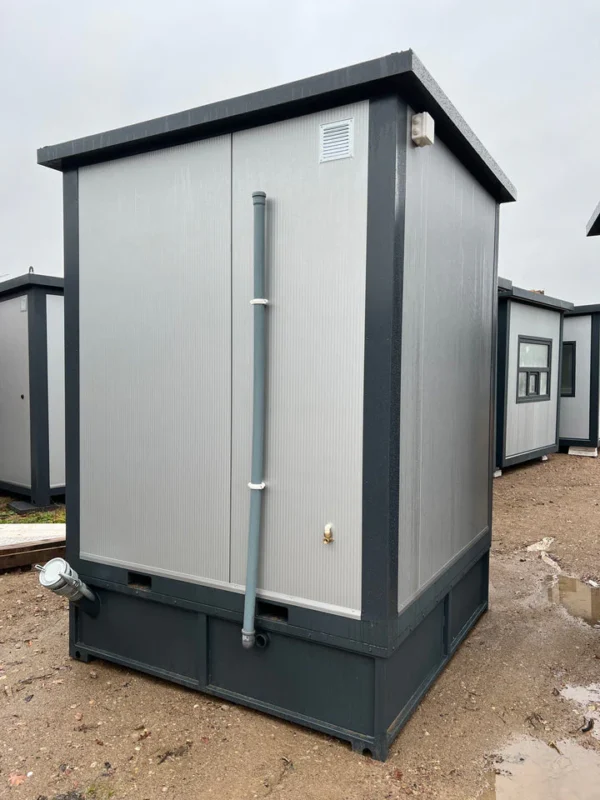 Contentor sanitário de 2×2 m com chuveiro e reservatório