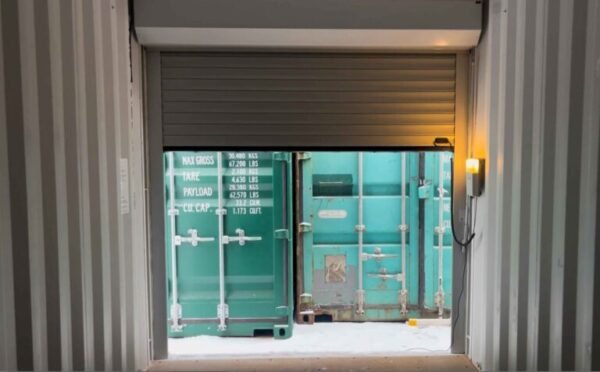 Contentor High Cube de 6 metros com portas de enrolar