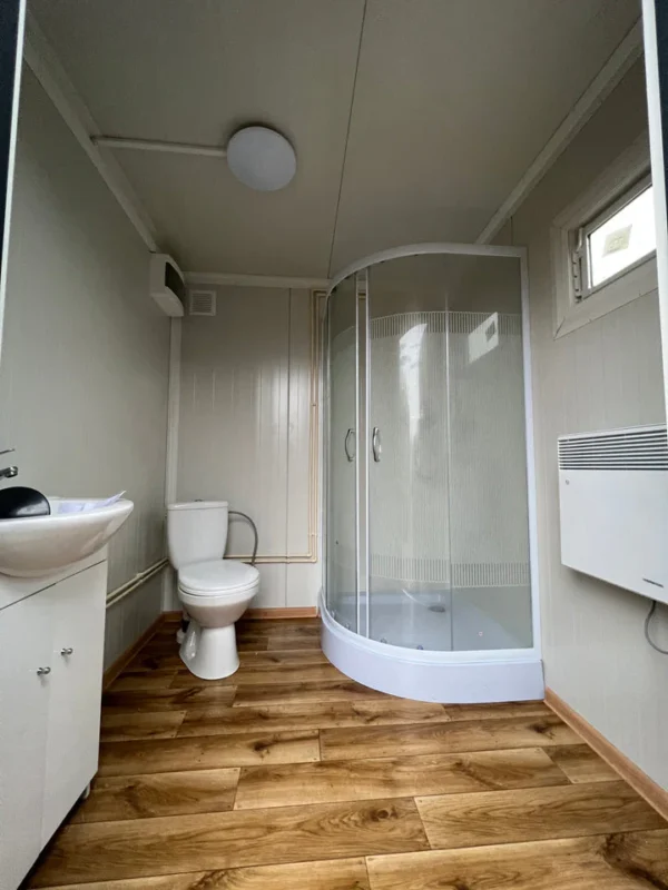 Contentor sanitário de 2×2 m com chuveiro e reservatório