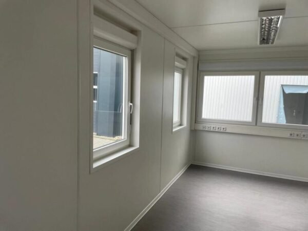 Módulo pré-fabricado preto – Elegante, isolado e multifuncional