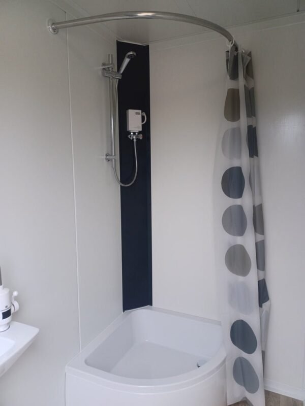 Contentor sanitário duplo com 2 cabines – sanita e chuveiro