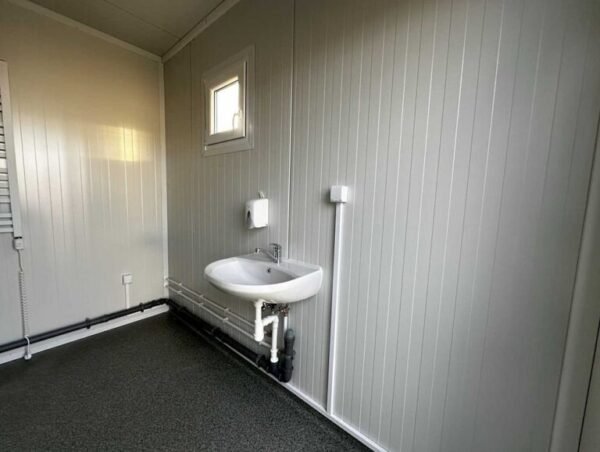 a1ef6f_033cff8155c3469fbc515170f705e9037Emv2-768x579 Contentor sanitário 3×6 – 6 chuveiros, 2 lavatórios, esquentador de 300 litros