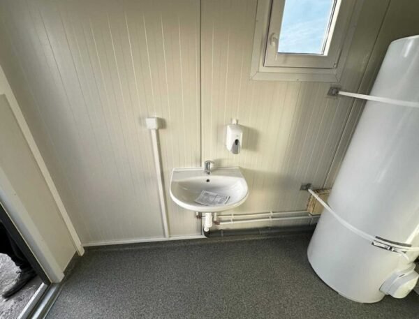 a1ef6f_12f89c78f8d1426f8b681805891b5a5f7Emv2-768x585 Contentor sanitário 3×6 – 6 chuveiros, 2 lavatórios, esquentador de 300 litros