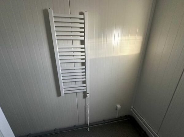 a1ef6f_1988e69cb4d64ff58066e1f2aeea15017Emv2-768x575 Contentor sanitário 3×6 – 6 chuveiros, 2 lavatórios, esquentador de 300 litros