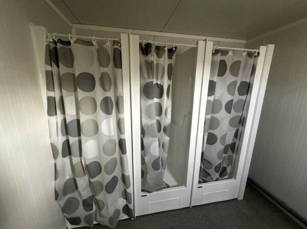 a1ef6f_2d093cf8d4744d0f91bf5e38c9559a1d7Emv2-768x573 Contentor sanitário 3×6 – 6 chuveiros, 2 lavatórios, esquentador de 300 litros