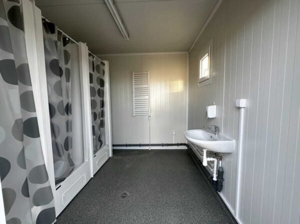 a1ef6f_6e61c99810844b1289ef6a8b7cba897d7Emv2-768x575 Contentor sanitário 3×6 – 6 chuveiros, 2 lavatórios, esquentador de 300 litros