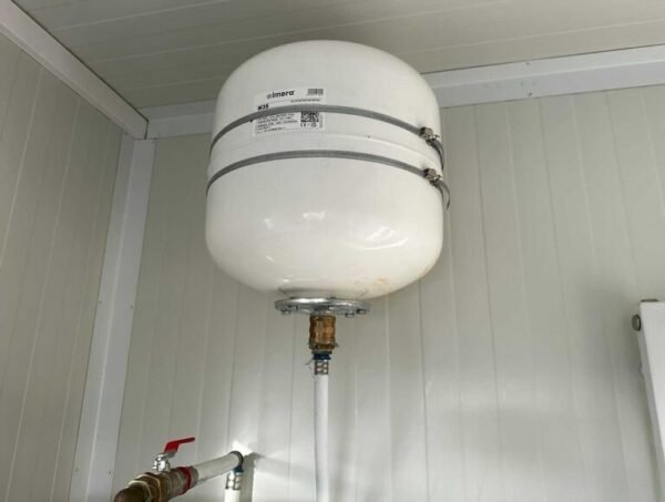 a1ef6f_864b242c190243c0af2821b93c03ffa87Emv2-768x580 Contentor sanitário 3×6 – 6 chuveiros, 2 lavatórios, esquentador de 300 litros