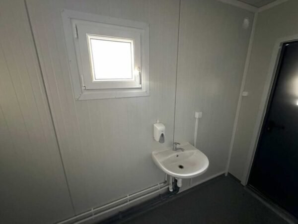 a1ef6f_a7a5108900e64bc7b21a06646aff021c7Emv2-768x579 Contentor sanitário 3×6 – 6 chuveiros, 2 lavatórios, esquentador de 300 litros