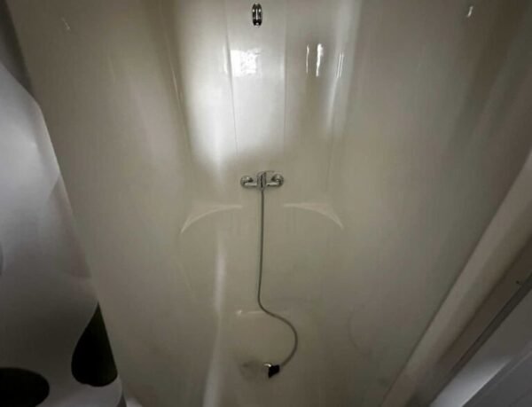 a1ef6f_d02be654023d40dda17b3c5cf1bc4ecb7Emv2-768x587 Contentor sanitário 3×6 – 6 chuveiros, 2 lavatórios, esquentador de 300 litros