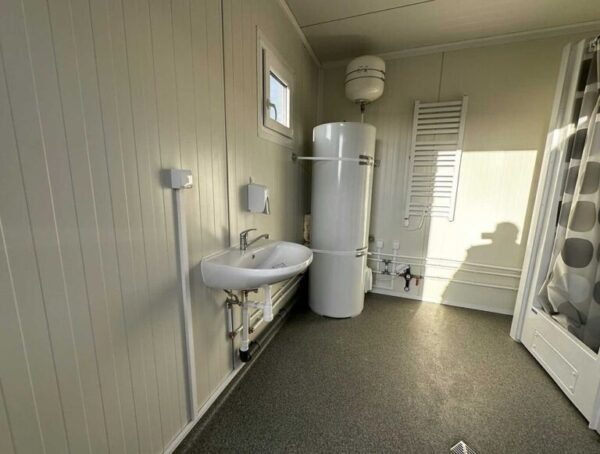 a1ef6f_d2c633f887d64768b711f98eff6f31ca7Emv2-768x581 Contentor sanitário 3×6 – 6 chuveiros, 2 lavatórios, esquentador de 300 litros